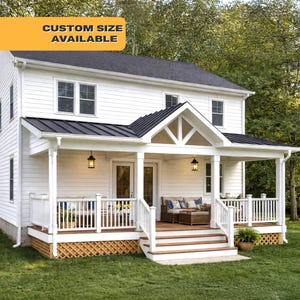 Puede incluir: Una casa blanca de dos pisos con techo de metal oscuro y un porche grande con barandillas blancas, escalones de madera y muebles de exterior. Un cartel amarillo en la esquina superior izquierda muestra el texto CUSTOM SIZE AVAILABLE.