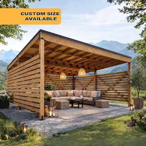 Puede incluir: Una estructura de madera para exteriores con un diseño de listones, con una zona de estar con un sofá, una mesa de centro y otomanas tejidas. La estructura tiene un techo oscuro y está rodeada de vegetación, con el texto "CUSTOM SIZE AVAILABLE".