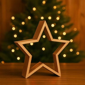 Può includere: Decorazione a forma di stella in legno con una calda tonalità naturale. La stella è posizionata su una superficie di legno, con un albero di Natale sfocato e luci di stringa sullo sfondo. La stella è alta circa 20 cm.