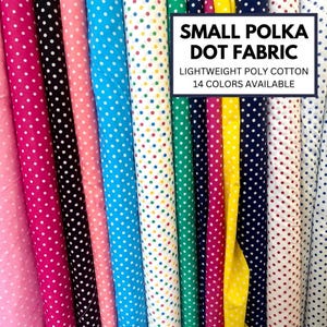 以下が含まれることがあります： ピンク、黒、青、白など、さまざまな色の小さな水玉模様の生地ロール。 生地は軽量のポリコットンです。 画像のテキストは「SMALL POLKA DOT FABRIC、LIGHTWEIGHT POLY COTTON、14 COLORS AVAILABLE」と表示されています。