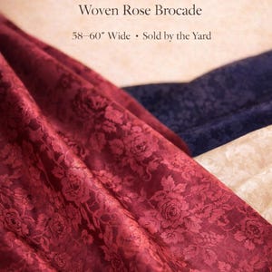 Pode incluir: Tecido de cetim jacquard floral em um tom vermelho escuro, com um padrão de brocado de rosas tecido. O tecido tem 147-152 cm de largura. Cores de tecido adicionais são exibidas na parte inferior da imagem.