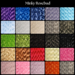 Op de afbeelding: Een raster van vijfentwintig rechthoekige stoffen stalen in verschillende kleuren. De kleuren omvatten tinten paars, blauw, groen, zwart, bruin, rood, roze en beige. De tekst "Minky Rosebud" staat bovenaan de afbeelding.