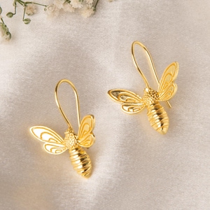 18k Gold Plated Bee Earrings Honey Bee Dangles Handmade Animal Hoops Women&#39;s Everyday Brass Jewelry Minimalist Dainty Earrings Gift for Her