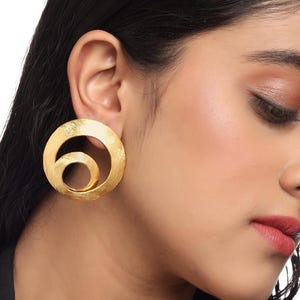 Pendientes de botón de doble círculo chapados en oro de 18 quilates con diseño minimalista en espiral, hechos a mano, joyería minimalista, regalo para ella, pendientes de oro para mujer.