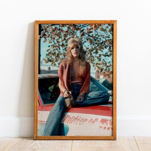 Póster de Stevie Nicks - Arte mural bohemio de los años 70 con una mujer en un coche - Impresión retro de rock and roll - Decoración de dormitorio con estética vintage para amantes de la música