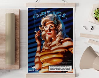 Puede incluir: Póster publicitario vintage de Camel que presenta a una mujer con cabello rubio, labios rojos y un vestido amarillo, sosteniendo un cigarrillo encendido. El póster tiene el logotipo de Camel y el texto "PLEASURE BURN" y "SINCE 1913". Incluye una advertencia del Cirujano General.