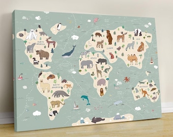 Könnte beinhalten: Eine Leinwand-Weltkarte mit hellgrünem Hintergrund, die Kontinente und Ozeane darstellt. Die Karte ist mit Tieren aus verschiedenen Regionen illustriert, wie einem Eisbären, einer Giraffe und einem Känguru. Eine dekorative Karte.