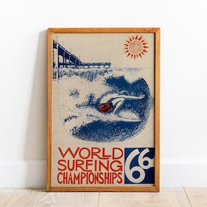 Peut inclure: Impression d'art encadrée de style vintage représentant un surfeur sur une vague. L'œuvre utilise des tons de bleu, de rouge et de beige, avec le texte "WORLD SURFING CHAMPIONSHIPS 66". Un soleil et une jetée sont également représentés.