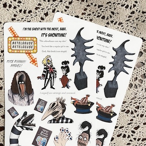 Puede incluir: Un conjunto de 10 pegatinas con personajes y objetos de la pel&iacute;cula Beetlejuice. Las pegatinas est&aacute;n impresas en papel blanco y presentan una variedad de colores, incluyendo negro, blanco, rojo y verde. Las pegatinas incluyen los personajes de Beetlejuice, Lydia Deetz y los Maitlands, as&iacute; como objetos como el gusano de arena, el libro "Manual para el reci&eacute;n fallecido" y el cartel ic&oacute;nico "Beetlejuice, Beetlejuice, Beetlejuice".