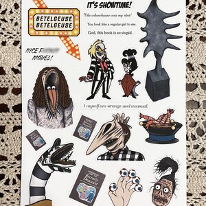 Puede incluir: Un conjunto de 10 pegatinas con personajes de la pel&iacute;cula Beetlejuice. Las pegatinas est&aacute;n impresas en papel blanco brillante y presentan una variedad de personajes, incluyendo Beetlejuice, Lydia Deetz y el gusano de arena. Las pegatinas son perfectas para a&ntilde;adir un toque de diversi&oacute;n espeluznante a tu port&aacute;til, botella de agua o agenda.