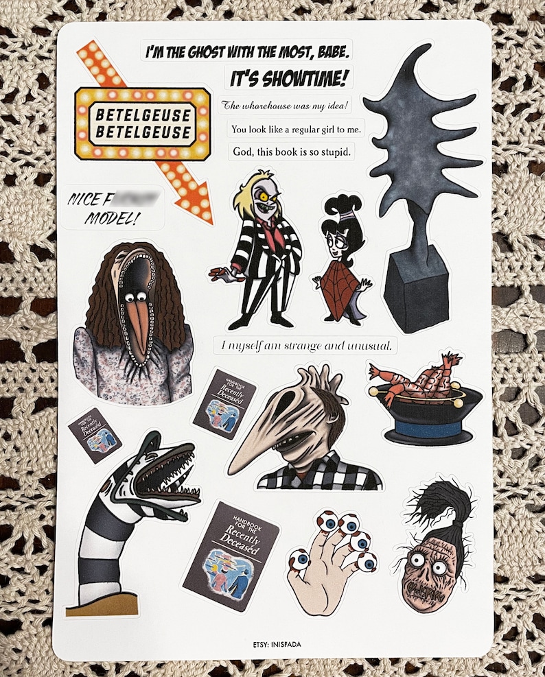 Puede incluir: Un conjunto de 10 pegatinas con personajes de la pel&iacute;cula Beetlejuice. Las pegatinas est&aacute;n impresas en papel blanco brillante y presentan una variedad de personajes, incluyendo Beetlejuice, Lydia Deetz y el gusano de arena. Las pegatinas son perfectas para a&ntilde;adir un toque de diversi&oacute;n espeluznante a tu port&aacute;til, botella de agua o agenda.