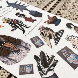 Puede incluir: Un conjunto de pegatinas con personajes de la pel&iacute;cula Beetlejuice. Las pegatinas est&aacute;n impresas en papel blanco y presentan una variedad de personajes, incluyendo Beetlejuice, Lydia Deetz y los gusanos de arena. Las pegatinas son perfectas para a&ntilde;adir un toque de diversi&oacute;n espeluznante a tus pertenencias.