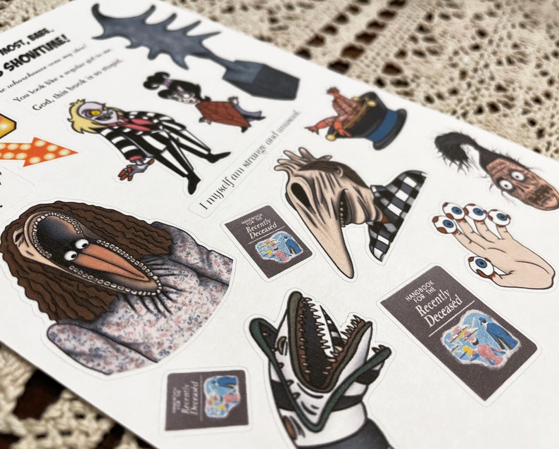 Puede incluir: Un conjunto de pegatinas con personajes de la pel&iacute;cula Beetlejuice. Las pegatinas est&aacute;n impresas en papel blanco y presentan una variedad de personajes, incluyendo Beetlejuice, Lydia Deetz y los gusanos de arena. Las pegatinas son perfectas para a&ntilde;adir un toque de diversi&oacute;n espeluznante a tus pertenencias.