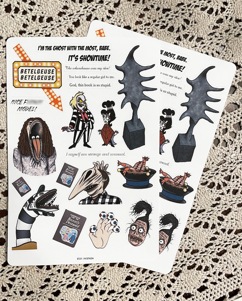 Puede incluir: Un conjunto de 10 pegatinas con personajes y objetos de la pel&iacute;cula Beetlejuice. Las pegatinas est&aacute;n impresas en papel blanco y presentan una variedad de colores, incluyendo negro, blanco, rojo y verde. Las pegatinas incluyen los personajes de Beetlejuice, Lydia Deetz y los Maitlands, as&iacute; como objetos como el gusano de arena, el libro "Manual para el reci&eacute;n fallecido" y el cartel ic&oacute;nico "Beetlejuice, Beetlejuice, Beetlejuice".