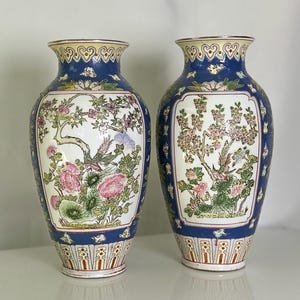 Antique Chinese Famille Rose Vases with Tongzhi Reign Mark — Pair of 19th Century Porcelain Floral Bird Décor