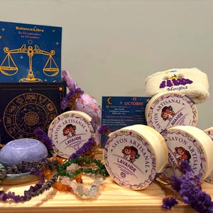 Boîte cadeau PORTE SAVON/SAVON/essuie mains/ lavande en tissu/bracelet pierre minérale, fiche astrale, anniversaire