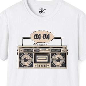 T-shirt 100% cotone con motivo retrò Boombox, maglietta per amanti della musica, maglietta con grafica vintage, maglietta con canzone classica dei Queen, maglietta unisex in stile morbido, maglietta rock anni '80