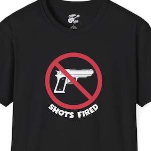 Koszulka Shots Fired Anti-Gun, koszulka antywojenna, koszulka z grafiką unisex, odzież codzienna, prezent dla protestujących, koszulka antyprzemocowa, minimalistyczna koszulka
