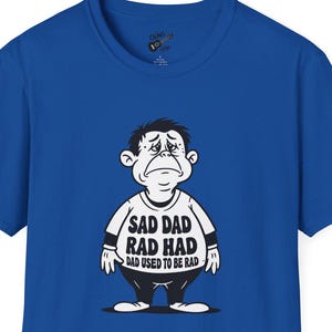 Sad Rad Dad Herren T-Shirt - Klassisches Buch inspiriertes Shirt - Minimal Grafik T-Shirt - Alternative T-Shirt - 100% Baumwolle - Unisex Streetwear - Dr