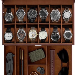 Puede incluir: Una caja de reloj marrón con tapa abatible, llena de doce relojes de varios estilos. La sección inferior contiene un cuchillo negro, bolígrafos, una cartera, accesorios de reloj, gafas de sol y anillos.