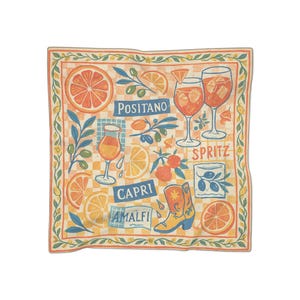 Op de afbeelding: Vierkante sjaal met een kleurrijk ontwerp met sinaasappels, olijven, cocktails en de woorden "Positano", "Capri", "Amalfi" en "Spritz". De sjaal heeft een geruite achtergrond in geel- en oranje tinten, met een decoratieve rand.