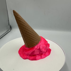 Verschüttete Eistüte, Spaß 3D Gedruckt Dekor, Wunderliche Faux Food Prop, Schmelzendes Eis Gag Geschenk, Schreibtisch oder Regal Akzent, Verspielt Dekor