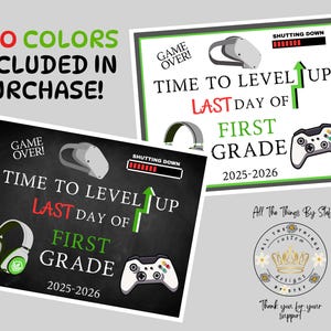 Op de afbeelding: Twee borden met gamingthema met de tekst "Game Over! Time to Level Up Last Day of First Grade 2025-2026". E&eacute;n bord heeft een headset, de andere een controller. De borden zijn zwart met groene en rode accenten.