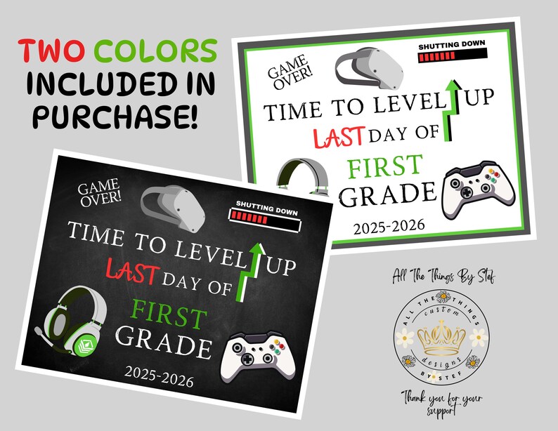 Op de afbeelding: Twee borden met gamingthema met de tekst "Game Over! Time to Level Up Last Day of First Grade 2025-2026". E&eacute;n bord heeft een headset, de andere een controller. De borden zijn zwart met groene en rode accenten.