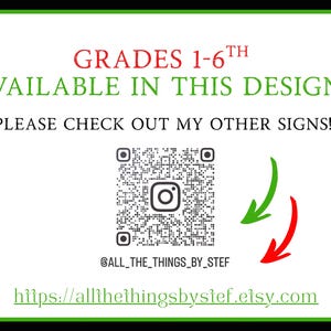 Op de afbeelding: Wit bord met groene rand, met rode en groene tekst, waaronder "GRADES 1-6TH" en "AVAILABLE IN THIS DESIGN!". Een QR-code en Instagram-gebruikersnaam zijn ook aanwezig. De Etsy shop URL wordt onderaan weergegeven.
