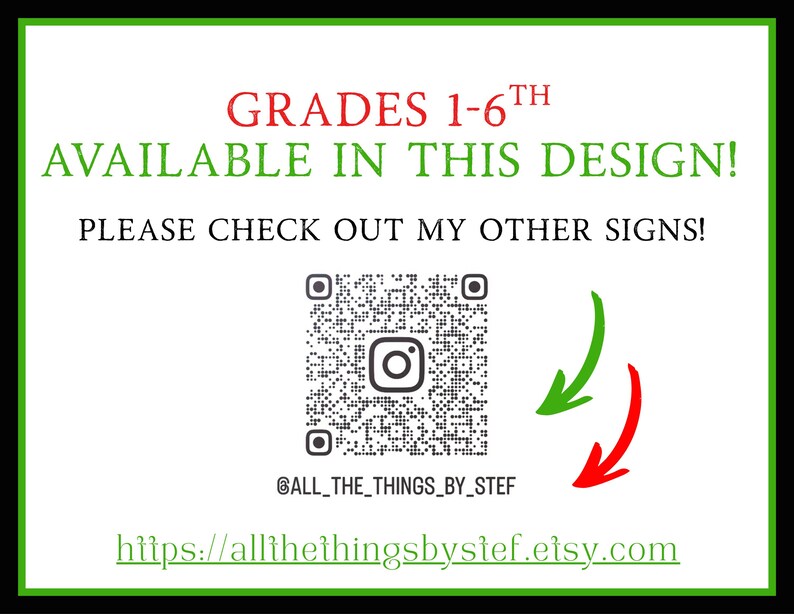Op de afbeelding: Wit bord met groene rand, met rode en groene tekst, waaronder "GRADES 1-6TH" en "AVAILABLE IN THIS DESIGN!". Een QR-code en Instagram-gebruikersnaam zijn ook aanwezig. De Etsy shop URL wordt onderaan weergegeven.