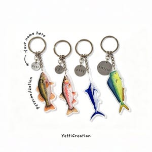パーソナライズされた魚のキーホルダー、アクリル製水彩画風魚チャーム、お父さんや釣り好きへのカスタムギフト、刻印入りメタルタグ付き