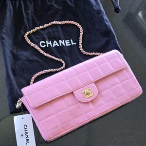 Vintage CHANEL classic pink shoulder bag.