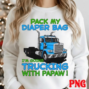 以下が含まれることがあります： 青いトラックのグラフィックが描かれた白いスウェットシャツ。「PACK MY DIAPER BAG」の文字がトラックの上に、「I'M GOING TRUCKING WITH PAPAW!」の文字が下に書かれています。グラフィックは緑と青です。