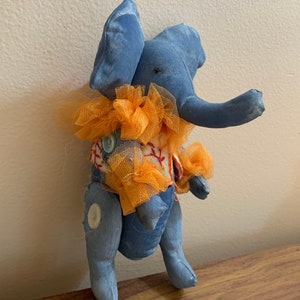 Original One of A Kind Art Doll, handbemalt, handbestickt, Vintage Knopfgelenke, Elefant im Zirkusgewand