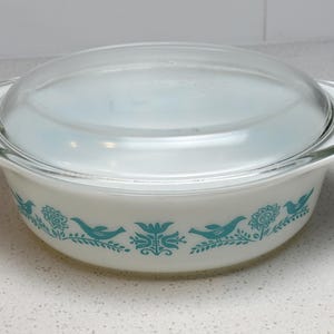 Vintage Assepoester-braadpan met Pyrex-boterprint 1,5 QT – Turquoise Amish-vogelpatroon – 043 Schaal met deksel – Keukengerei uit het midden van de eeuw