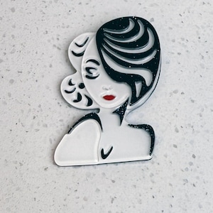 Mod Woman Face Brooch – Retro Acrylic Pin with Red Lips – Pop Art Statement Jewelry – Bold 80s Style Kitsch Accessory