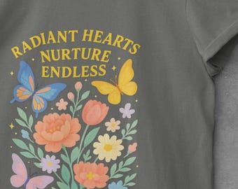 Camiseta Radiant Hearts com Estampa Floral de Borboletas: Camiseta Comfort Colors de Algodão Americano