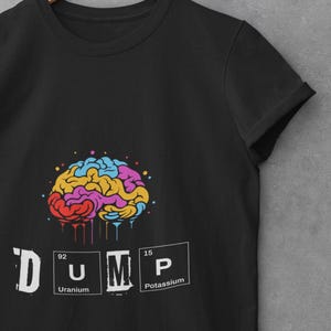 Camiseta inspirada en STEM: Estilo elegante para mentes curiosas. Luce tu pasión por la ciencia. Diseño atrevido de estilo STEM para quienes buscan resolver problemas.