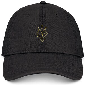 Gorra Aries: Gorra de béisbol minimalista con bordados impecables. Una gorra unisex y un regalo casual para cada día. Stock limitado: añádela al carrito hoy.