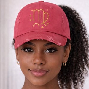 Mejora tu estilo con esta gorra de béisbol desgastada de Virgo que presenta un impresionante símbolo dorado.