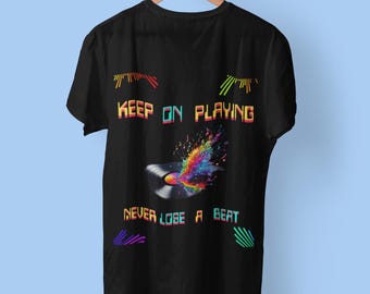 Camiseta unisex con estampado musical vibrante: camiseta de algodón teñida en prenda.
