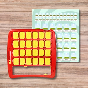 以下が含まれることがあります： 赤い「Guess Who?」ゲームボードと黄色のキャラクターカード、マッチングゲームカード。ゲームボードは長方形で、一連の黄色のフリップアップカードが付いています。ゲームカードには画像と名前のスペースがあります。