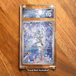 Könnte beinhalten: Eine bewertete Pokémon-Karte von N's Reshiram, Illustration Rare, mit der Note 10. Die Karte ist in einer transparenten Schutzhülle eingeschlossen. Die Karte zeigt eine Charakterillustration mit dem Text "Powerful Rage" und "Virtuous Flame".