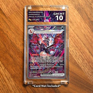 Può includere: Una carta Pokémon Charizard EX in una custodia protettiva. La carta è una speciale illustrazione rara del 2024, valutata GM MT 10. La carta presenta un'illustrazione vibrante e dettagliata con il testo "Infernal Reign" e "Burning Darkness".