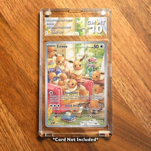 Könnte beinhalten: Eine bewertete Pokémon TCG-Karte mit Evoli-Illustration, umhüllt von einer transparenten Schutzhülle. Die Karte zeigt ein farbenfrohes Bild von mehreren Evoli-Charakteren. Der Halter hat eine GMMT 10-Bewertung.