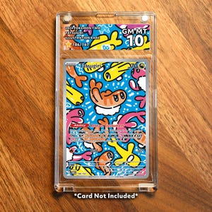 Könnte beinhalten: Eine Tatsugiri Illustration Rare Pokémon-Karte, bewertet mit GMMT 10, in einer transparenten Schutzhülle. Die Karte zeigt ein farbenfrohes Design mit dem Text "Attract Customers" und der Nummer 186/167. Der Text "Card Not Included" befindet sich unten.
