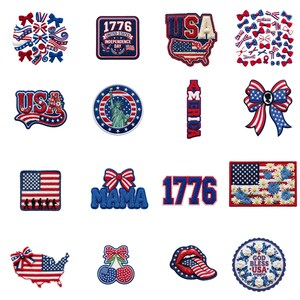 Könnte beinhalten: Eine Sammlung patriotischer Aufnäher und Applikationen in Rot, Weiß und Blau. Designs umfassen die amerikanische Flagge, die Freiheitsstatue, das Wort "USA", Schleifen und die Zahl "1776".