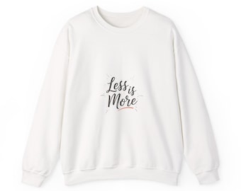 Weniger ist Mehr Rundhals-Sweatshirt | Minimalistisches handgeschriebenes Zitat, Schrifttypografie