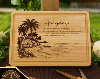 Op de afbeelding: Houten snijplank met een lasergravure van een strandscène, palmbomen en het woord "Holyday". De tekst luidt "Slow down, not to stop, but to see." en "SVG Laser Design For CuttingBoard".