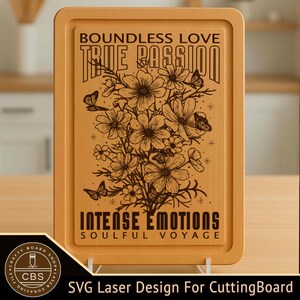 Puede incluir: Tabla de cortar rectangular de madera con diseño floral y texto. El diseño incluye flores, mariposas y las frases "Boundless Love", "True Passion", "Intense Emotions" y "Soulful Voyage". La tabla se muestra sobre un soporte transparente.